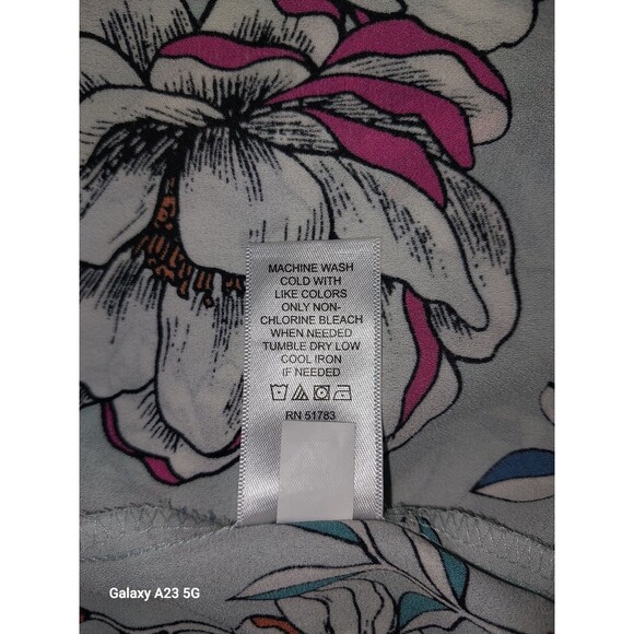 Maurices 2X Plus Size Floral Zip Blouse - Picture 7 of 7